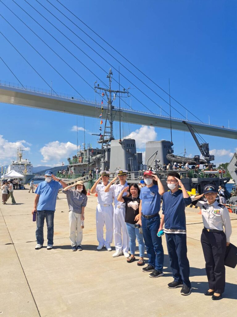 海上自衛隊多用途支援艦「えんしゅう」掃海艇「みやじま」を見学